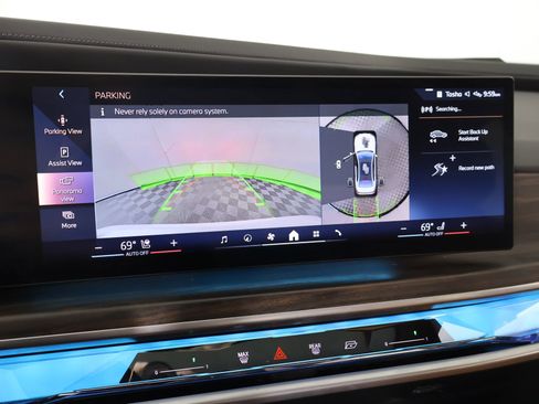 Used 2023 BMW 740i w/ Parking Assistance Package image 6