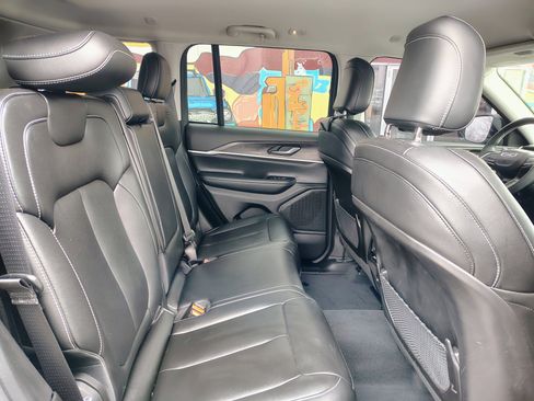 Used 2023 Jeep Grand Cherokee Limited w/ Black Appearance Package image 17