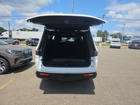Used 2024 Jeep Wagoneer L Series II AWD/4WD image 15