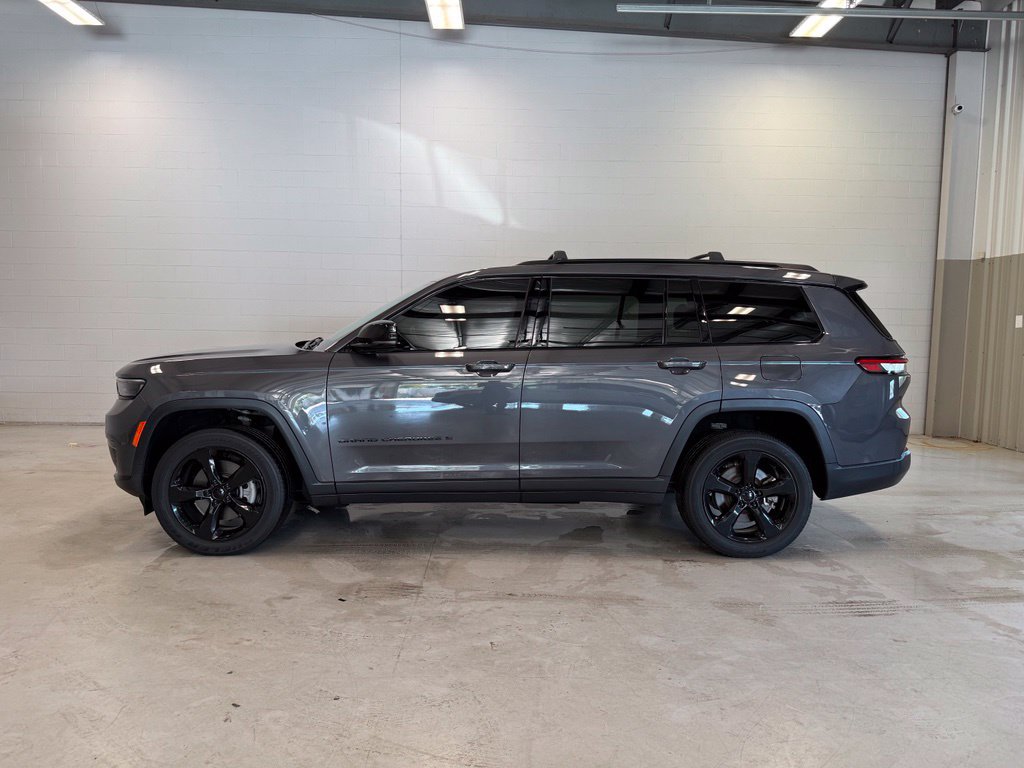 Used 2023 Jeep Grand Cherokee L Laredo AWD/4WD image 4
