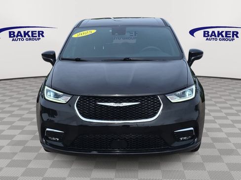 Used 2025 Chrysler Pacifica Select FWD image 2