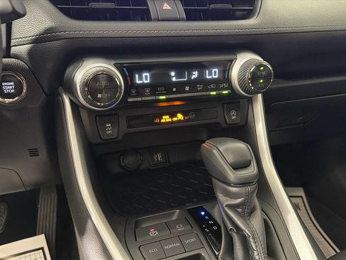 Used 2025 Toyota RAV4 XLE w/ Convenience Package FWD image 22