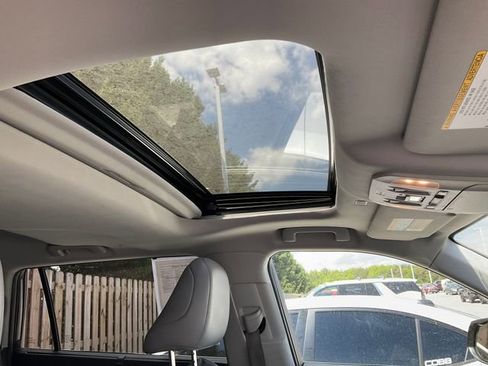 Used 2021 Toyota Highlander XLE AWD/4WD image 10