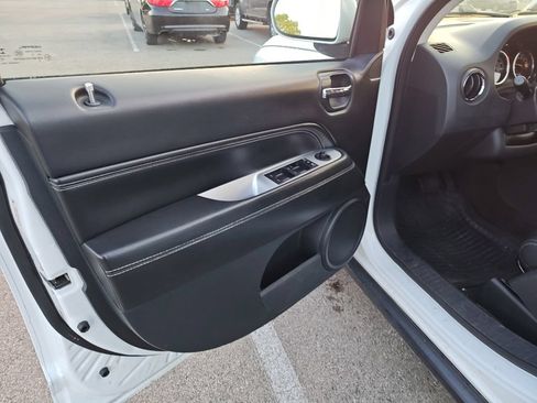 Used 2016 Jeep Compass Latitude FWD image 7
