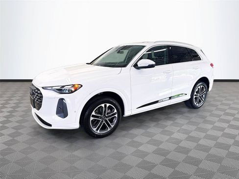 Certified 2025 Audi Q5 Premium w/ Convenience Package AWD/4WD image 3