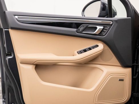 Certified 2025 Porsche Macan image 15