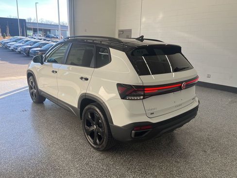 New 2026 Volkswagen Taos SE image 3