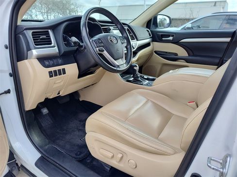 Used 2019 Toyota Highlander SE image 2