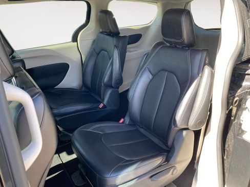 Used 2024 Chrysler Pacifica Select image 12