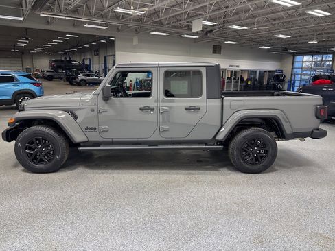 Used 2022 Jeep Gladiator Sport image 4