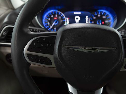 Used 2024 Chrysler Pacifica Touring-L FWD image 25