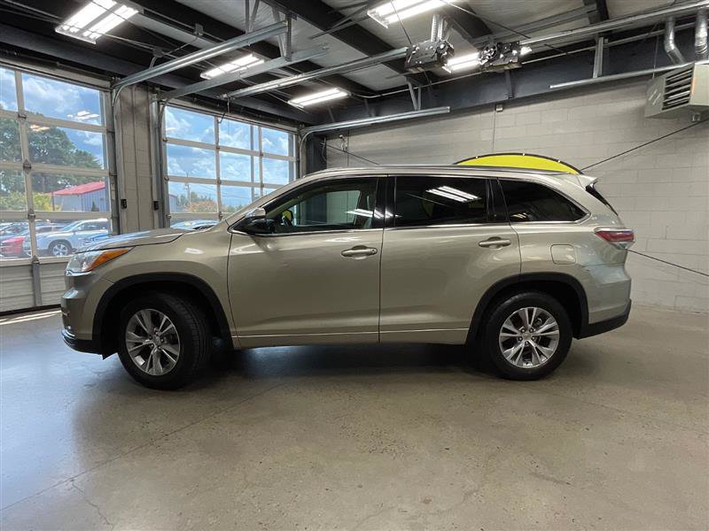 Used 2015 Toyota Highlander XLE FWD image 2
