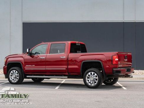 Used 2019 GMC Sierra 2500 Denali w/ Duramax Plus Package AWD/4WD image 5
