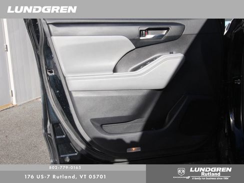 Used 2022 Toyota Highlander XLE image 11