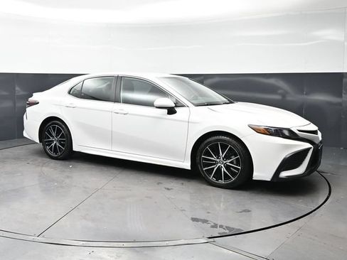 Used 2024 Toyota Camry SE FWD image 3