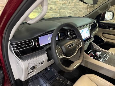 Used 2022 Jeep Wagoneer Series III w/ Premium Group I AWD/4WD image 29
