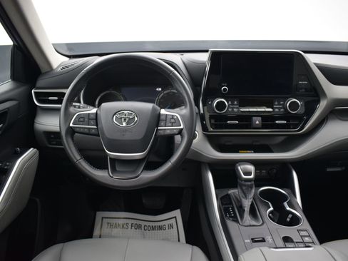 Used 2024 Toyota Highlander XLE image 17