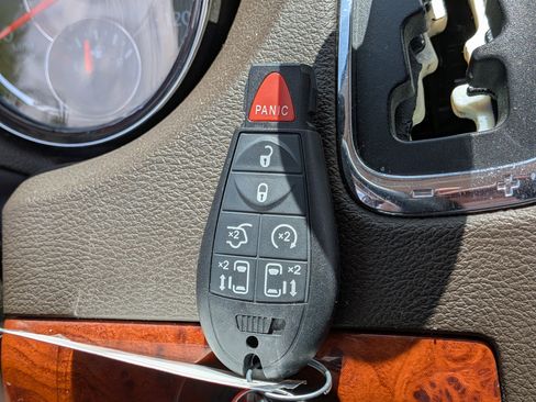 Used 2015 Chrysler Town & Country Touring FWD image 33