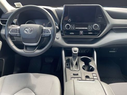 Used 2023 Toyota Highlander LE AWD/4WD image 10