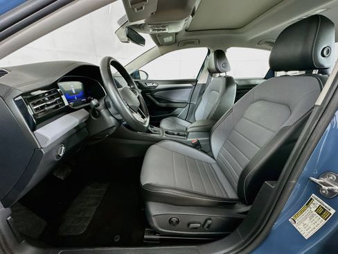 Used 2025 Volkswagen Jetta SE FWD image 13