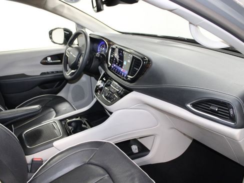 Used 2023 Chrysler Pacifica Limited FWD image 31