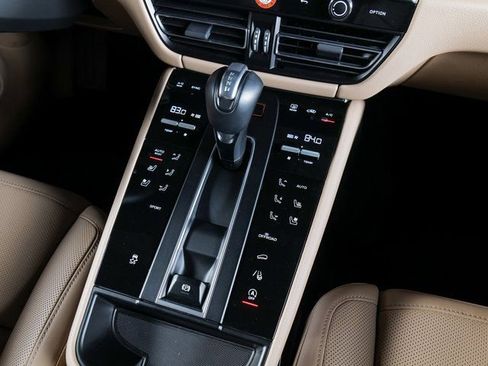 Certified 2025 Porsche Macan image 16