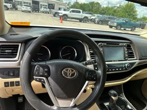 Used 2016 Toyota Highlander Limited AWD/4WD image 6
