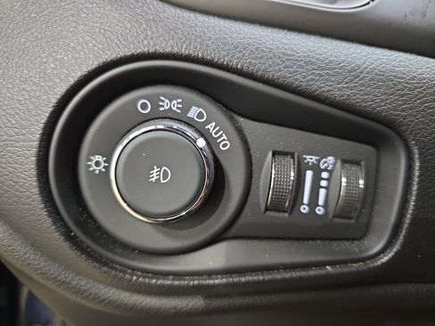 Used 2021 Jeep Renegade Latitude FWD image 23