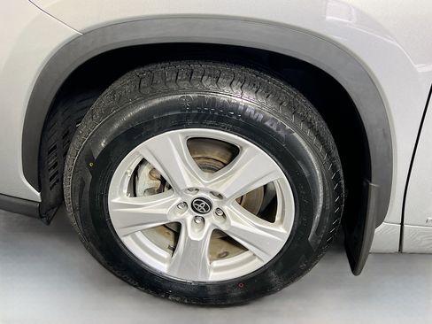 Used 2023 Toyota Highlander LE image 13