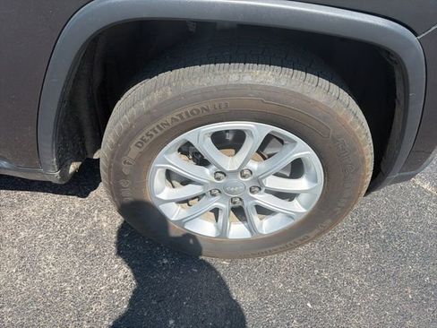 Used 2021 Jeep Grand Cherokee Laredo image 16