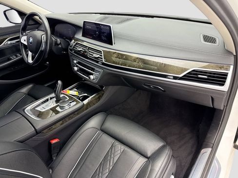Used 2020 BMW 740i w/ Premium Package RWD image 16