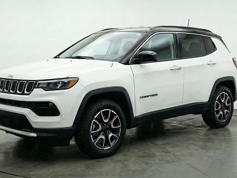 Used 2025 Jeep Compass Trailhawk AWD/4WD image 3