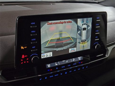 Used 2024 Toyota Sienna Platinum image 34