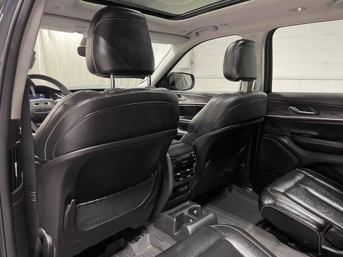 Used 2024 Jeep Grand Cherokee L Limited w/ Black Appearance Package AWD/4WD image 16