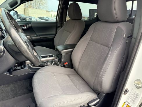 Used 2017 Toyota Tacoma TRD Off-Road w/ Premium & Technology Package image 22