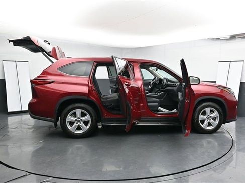 Used 2022 Toyota Highlander LE image 40