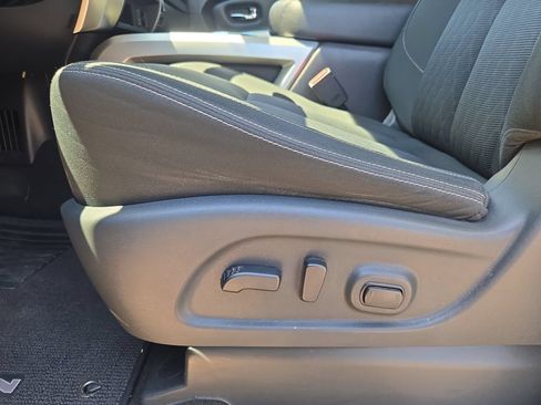 Used 2018 Nissan Titan SV w/ SV Convenience Package RWD image 17