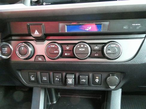 Used 2022 Toyota Tacoma TRD Sport w/ Technology Package image 26