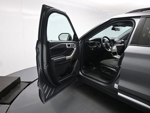 Certified 2022 Ford Explorer XLT w/ Class IV Trailer Tow Package image 9