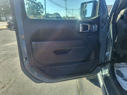 Used 2025 Jeep Gladiator Rubicon w/ Convenience Group AWD/4WD image 19