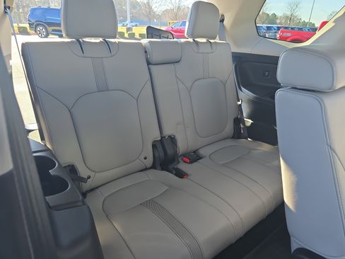 Used 2025 Honda Pilot EX-L image 12