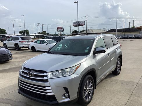 Used 2018 Toyota Highlander XLE FWD image 3