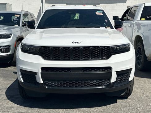 Used 2023 Jeep Grand Cherokee L Laredo image 3