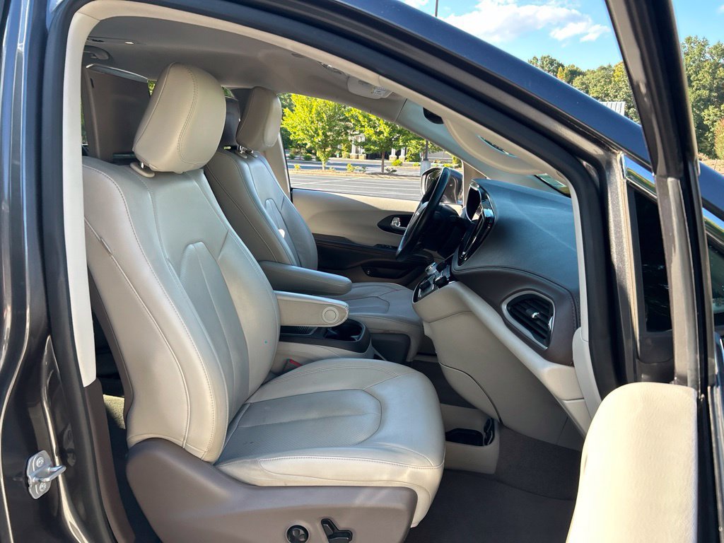 Used 2021 Chrysler Pacifica Touring-L w/ Uconnect Theater Family Group FWD image 54