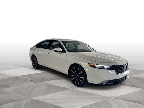 Used 2023 Honda Accord Touring image 2