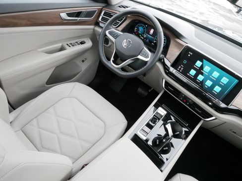 Certified 2025 Volkswagen Atlas SE w/ Panoramic Sunroof Package image 9