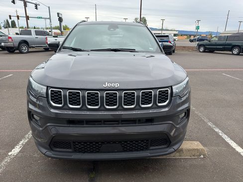 Used 2024 Jeep Compass Latitude image 2