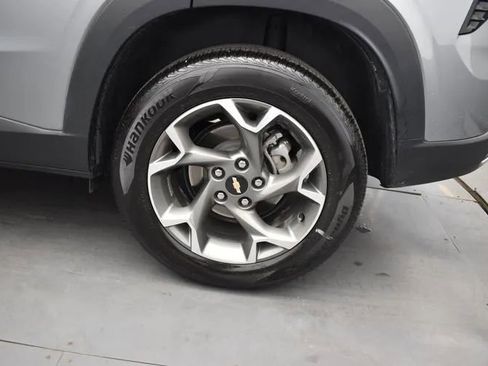 Used 2025 Chevrolet Trax LT FWD image 36