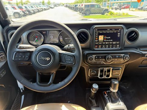 Used 2023 Jeep Wrangler Unlimited w/ Sun & Screen Package AWD/4WD image 18