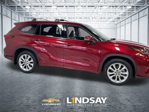 Used 2021 Toyota Highlander Limited image 3